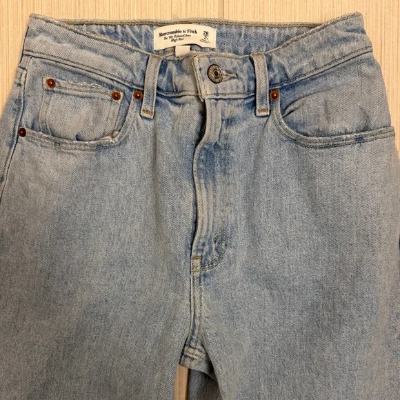 Abercrombie & Fitch Light Wash High Rise Jeans - Picture 3 of 4